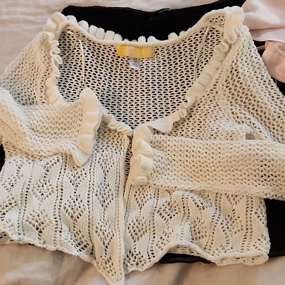 Bundle- 4 Sweet Outfit Pieces - Picture 9 of 16